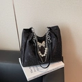 Borsa a spalla nera a pois con fibbia a farfalla argentata e catena di perle - Nero