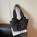 Bolso tote de nailon negro minimalista con cordón ajustable y correa ancha - Negro