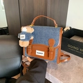 Sac à dos rétro en denim avec bordure en cuir marron et breloque ours mignon en bleu et brun - Marron avec pendentif
