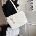 Sac fourre-tout en nylon blanc avec imprimé Angel Fish et poche zippée porté à l'épaule - Blanc avec pendentif