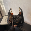 Borsa a tracolla nera testurizzata con perle ambra e finiture in oro vintage - Nero