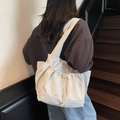 Bolso tote de nylon beige con cordón ajustable mostrado en modelo para el uso diario - Gris/Blanco