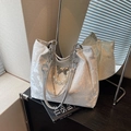 Borsa tote bianca con dettaglio farfalla, catena di perle e tessuto con trama a rilievo - Argento