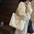 Borsa tote bianca alla moda con farfalla in metallo, perle e tessuto testurizzato premium - Bianco Sporco