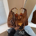 Borsa marrone scuro in seta con perline ambra e ciondolo a forma di pallottoliere - Marrone