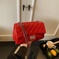 Sac bandoulière matelassé rouge classique avec chaîne et fermoir rotatif en métal argent - Rouge