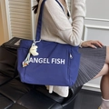 Sac cabas en nylon bleu foncé avec texte Angel Fish et breloque lune en peluche sur modèle - Bleu avec Pendentif