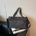 Grand sac de sport noir avec poche à carreaux gris sur fond élégant en cuir véritable - Noir
