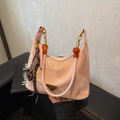 Borsa a spalla in nylon rosa marmorizzato con perline ambrate e placca logo triangolare - Rosa