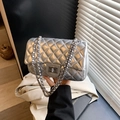 Sac bandoulière matelassé argenté avec finition métallique et fermoir rotatif en métal - Argenté