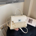 Chique beige lederen handtas met retro bloemenpaneel en zilveren metalen draaisluiting - Off-wit