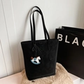 Minimalistische schwarze Totebag aus Wildleder mit blau-weißem Schaukelpferdanhaenger - Schwarz mit Anhänger