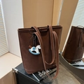 Braune matte Leder-Eimertasche mit Pferdeanhänger und geräumigem vertikalem Design - Kaffee mit Anhänger