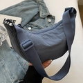Sac demi-lune en nylon bleu brume avec bandoulière réglable et texture imperméable - Bleu