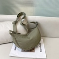Sac bandoulière demi-lune vert olive en nylon avec large sangle réglable pour homme - Vert