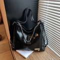 Grand sac cabas rétro en cuir huilé brillant noir avec détails de chaîne en métal - Noir