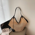Beige strooien draagtas met zwarte lederen bies, hartvormige hanger en geweven patroon - Zwart