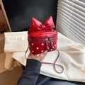 Rote Mini-Box-Tasche mit weißen Punkten, großer 3D-Schleife und silberner Kette - Rot