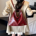 Sac fourre-tout bordeaux brillant avec chaînes argentées et pendentif en cœur - Rouge