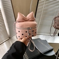 Rosa gepunktete Mini-Tasche mit großer Schleife und silbernem Kettenriemen - Rosa