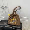 Sac fourre-tout marron en toile à cordon avec motif de poissons brodés et étiquette jaune - Beaucoup de Poissons