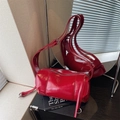 Elegante borsa a tracolla cilindrica rossa in pelle lucida con cinturino regolabile - Rosso