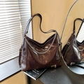 Grand sac cabas vintage en cuir ciré marron foncé avec chaîne argentée et breloque cœur - Marron