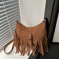 Sac bandoulière vintage en daim marron avec franges décoratives et boucle métal - Marron