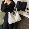 Sac hobo crème surdimensionné au fini brillant avec détail de chaîne argentée - Blanc