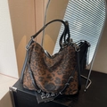 Bolso hobo chic con estampado de leopardo clásico y dobles correas negras ajustables - café