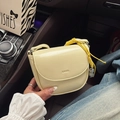 Sac bandoulière selle chic en cuir crème pour femme avec sangle tissée jaune et breloque - Jaune