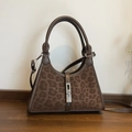 Sac seau en cuir marron avec panneau léopard et boucle en métal argenté - Marron