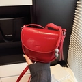 Sacoche selle rouge pour femme avec bandoulière tissée et pendentif cacahuète - Rouge