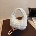 Moderna borsa tote imbottita bianca trapuntata con morbida texture e zip argento - Bianco