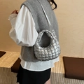 Elegante borsa hobo trapuntata argento con finitura metallica e tracolla lunga - Argento