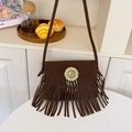 Sac bandoulière en daim marron foncé avec de longues franges et un charme mandala perlé - Marron