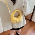 Borsa trapuntata giallo brillante con tracolla regolabile e design morbido puffy - Giallo