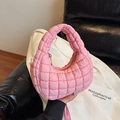 Borsa a mano trapuntata rosa acceso con ampio scomparto e tracolla regolabile - Rosa