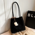 Grand sac cabas noir en daim mat avec un pendentif en forme de cœur en peluche blanc - Avec Pendentif / Noir