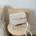 Chique crèmewitte crossbodytas met koekjesgesp en stijlvol ruitjes-patchwork - Wit