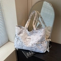Sac fourre-tout à motif marbre noir et blanc avec nœuds élégants et logo en métal - Blanc Cassé