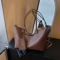 Sac fourre-tout marron tressé avec porte-monnaie assorti et poignées rondes élégantes - Marron