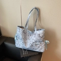 Grand sac cabas texture marbre avec ruban de soie bleu et détails en métal argenté - Bleu