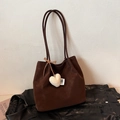 Sac fourre-tout vintage marron foncé mat avec pendentif cœur et bandoulière longue - Avec Pendentif / Marron