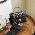 Borsa a tracolla trapuntata nera con manico a catena dorata e ciondolo a sfera in metallo - Nero