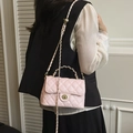 Borsa a tracolla rosa trapuntata con catena dorata e sfera regolabile sulla modella - Rosa