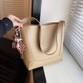 Grande borsa tote in pelle PU beige con sciarpa decorativa a scacchi sul manico - Cachi
