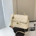 Borsa a tracolla beige trapuntata con catena dorata e dettaglio di sfera in metallo - Bianco