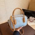 Bolso Boston de mezclilla azul claro con ribete de cuero marrón y correa ajustable - Azul