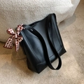 Elegante borsa a secchiello in pelle nera con tracolla larga e foulard di seta a scacchi - Nero